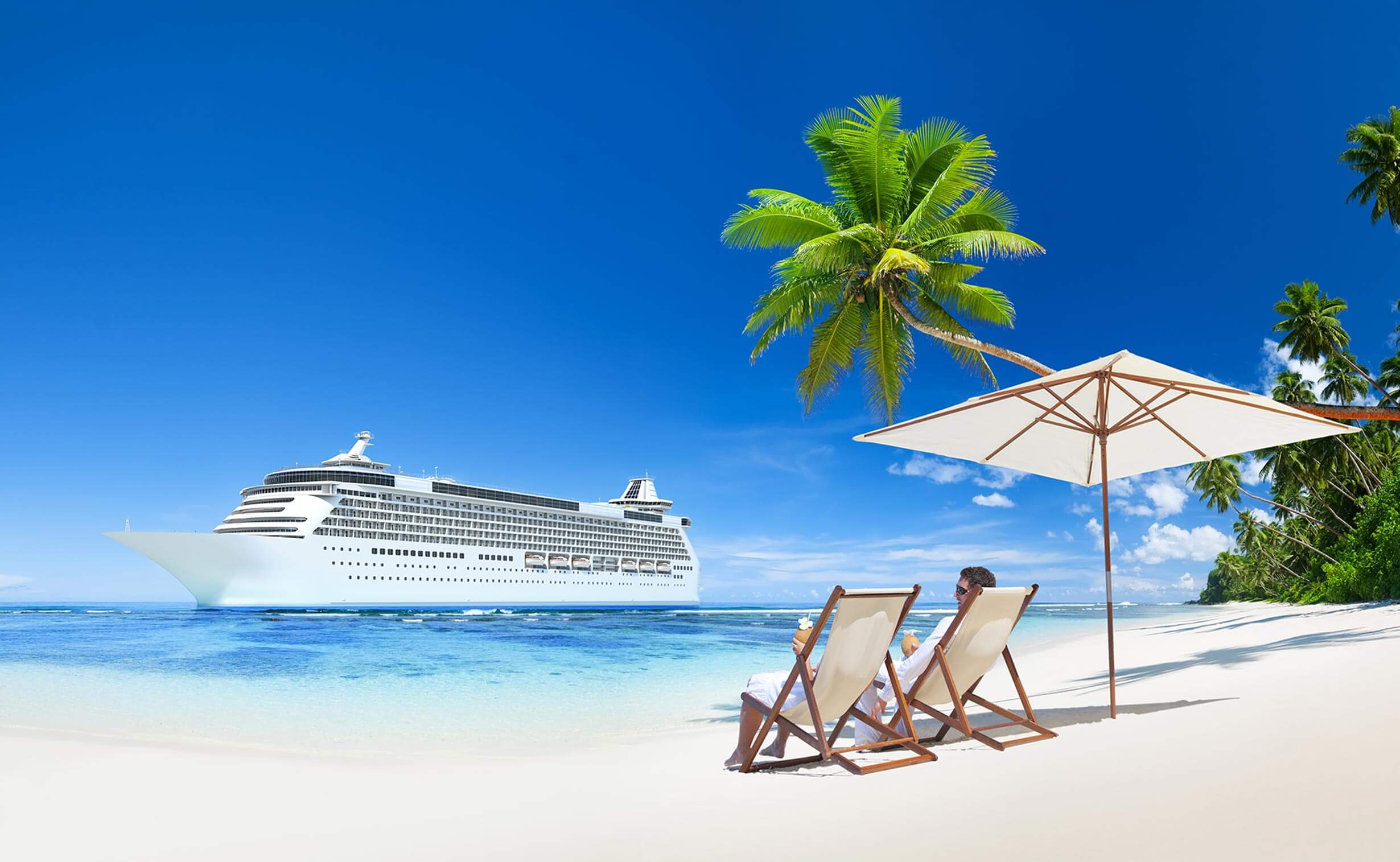 Bild: Kreuzfahrtschiff auf See, Insel Palme, zwei Sonnenstühle mit Mann und Frau